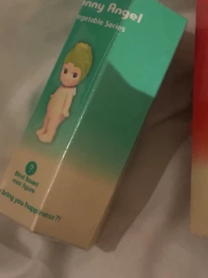 Sonny Angel Vegetable Series figur - Säljer en äkta Sonny Angel samlarfigur från Vegetable Series. Figurerna är små, har en söt babyform och bär en grön grönsakshatt. Perfekt för dig som gillar samlarprylar eller vill ha en unik dekoration till rummet.