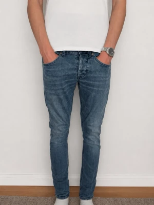 Dondup George jeans W32 - Dondup jeans i modellen George. Storlek W32, passar även mindre. Modellen är slim fit med stretch  vilket ger en bekväm passform. Mycket fint skick utan några anmärkningar. Ljusblå tvätt som passar perfekt nu till sommaren. Nypris omkring 3000 kr. Hör gärna av dig vid frågor eller prisförslag!