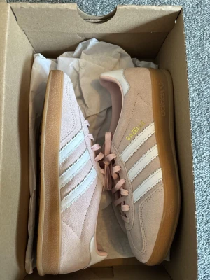 Gazelle skor - Säljer dom här populära skorna från Adidas. Dom är aldrig använda med lådan kvar. Nypris är 1300kr. Storlek 38 och 2/3. Skriv om ni har några frågor!😊