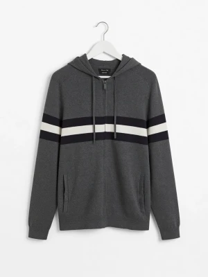 Grå Massimo Dutti hoodie med dragkedja  - Riktigt schysst grå Massimo Dutti hoodie fint skick inga defekter skriv till mig om ni vill ha bilder med den på!