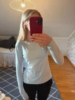 Ljusblå långärmad topp - En enkel och stilren ljusblå långärmad tröja