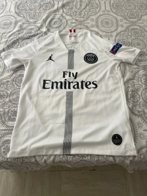 Vit PSG fotbollströja Mbappé - Säljer den här snygga PSG tröjan med Mbappe på ryggen och har  #7
