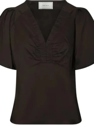 Brun blus med v-ringning från Neo Noir - Snygg brun blus från Neo Noir med v-ringning och lätt puffade korta ärmar. Blusen har rynkade detaljer vid bysten och är tillverkad i ett mjukt, tunt tyg som ger en skön känsla. Perfekt att styla med jeans eller kjol. Använd en gång. 