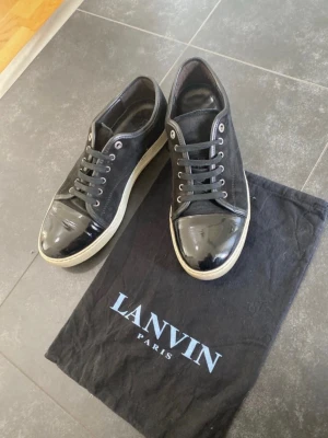Lanvins - Lanvins i storlek 44, Endast använda fåtal gånger i min ägo. Skick 7/8, ena skon lite creasad