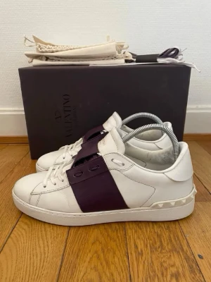 Valentino open sneakers  - Säljer nu dessa fina valentino skor | Super fint skick har även blivit renoverad hos skomakare med skotvätt och färg | Storlek 41,5 | Kommer med box,dustbag,kvitto och extra snören | Hör gärna av er vid frågor eller funderingar 
