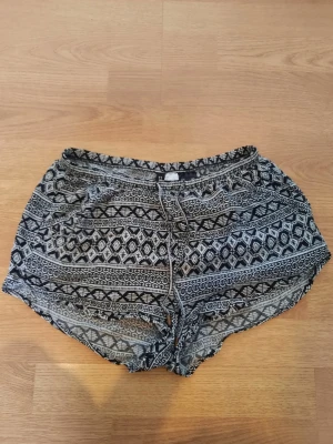 Svartvita mönstrade shorts - Svartvita shorts med mönster från H&M. De är storlek 34 vilket motsvarar XS. Materialet är viskos ☀️
