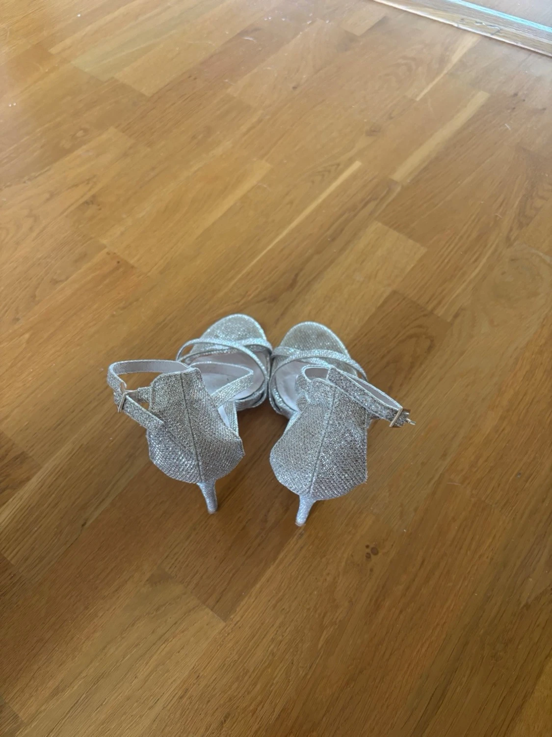 Glittriga silverfärgade pumps - 2