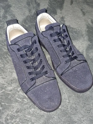 Louboutin  - Cristinan louboutin glitter 2020 edition  Nypris 10 000kr.                             Extremt sällsynta.                                           Använda 1 gång.                                   inget og