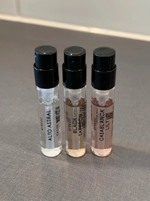 Byredo parfymprover 3-pack - Säljer tre exklusiva parfymprover från Byredo: Alto Astral, Black Saffron och Casablanca Lily. Små glasflaskor med svart plastlock, perfekta att testa olika dofter. Varje flaska har en unik färg på vätskan och tydlig etikett med doftnamn. 🌸