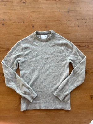 Grå 100% merino crewneck - 100% merino crewneck, har några små fläckar, oklart vad som förmodligen går att tvätta bort, st XS, passar S. Hör av dig vid minsta fundering och jag fraktar alltid inom 24h om inte jag är bortrest!  Pris kan diskuteras vid SNABB AFFÄR😊 Modell: 182cm, 65kg
