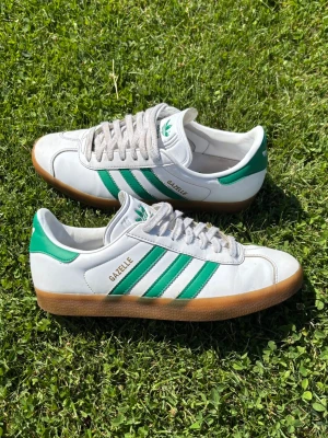Adidas Gazelle - Kollar intresset på dessa riktigt fina adidas gazelle | Väldigt bra skick, ingen stor defekt | Perfekta färger för denna årstid ☀️