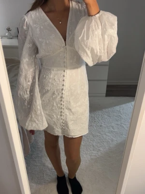 Helt ny Vit Adoore klänning🌸 - Jag säljer en Helt ny och aldrig använd med prislappen på!, En vit Florence Adoore klänning i storlek 36! 🌸 Perfekt att ha Utomlands/Sommaren eller under midsommar☀️🌊( pris kan diskuteras) Allt finns kvar, även förpackningen. Från Adoore.