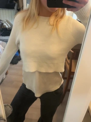 Vit croppad stickad tröja - Vit croppad tröja från Zara, storlek M, men liten i passform🫶😍
