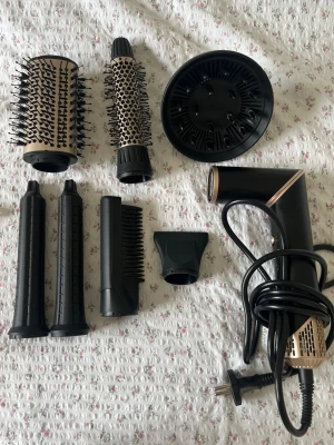 Rusta Multistyler 6-i-1 hårstyler - Multistyler 6-i-1 från Rusta med flera utbytbara tillbehör för hårstyling. Inkluderar rundborstar, volymmunstycke, plattborste, smala locktillbehör och fönmunstycke. Perfekt för att skapa olika frisyrer. Köptes för cirka 1 år sedan och är u mycket fint skick