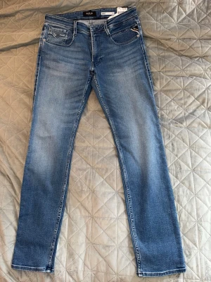 Replay jeans - Supersnygga, aldrig använda, blå jeans från Replay! De är köpta för 1199kr och säljs därför för 850kr. De är trots allt helt nya och alla prislappar sitter kvar ☺️