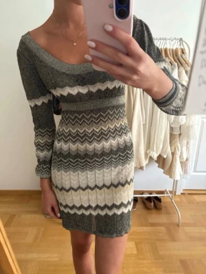 Missoni liknande klänning - Suuuuuper fin klänning från oasis, missoni liknande. Glittrig! Ett litet hål vid sidan, inget som syns så mycket 💗🧡