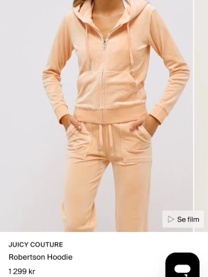 Juicy Couture - Använt 3 ggr. Som ny. Superfin orange sandfärgat mjukt tyg. 😻