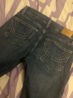 Blå jeans från Gina - Snygga blå jeans från gina tricot med klassisk femficksmodell och coola vita sömmar på bakfickorna. Jeansen har normal midja och raka ben. Perfekta för dig som gillar stilrena detaljer och svensk design.