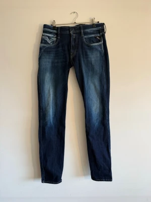 Replay Jeans - Ambas W31 - Replay Anbass W31/L32 – slim fit i djup indigoblå tvätt med kontrastsömmar och bronszipp. Klassisk silhuett med karaktär. Köpt secondhand, inget kvitto. Skick: mycket bra 