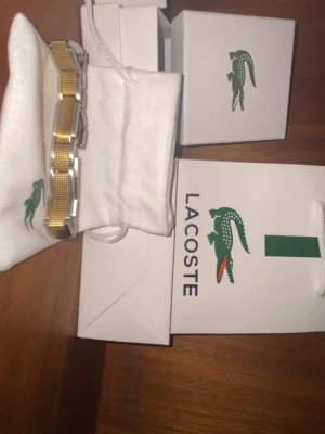 Lacoste armband - Den är oanvänd, går att juster storlek. Prutning vid snabbaffär. Kontakta gärna vid mer info