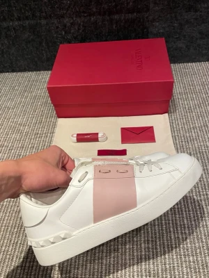 Valentino skor (nyskick) - Hej, säljer nu dessa svin snygga valentino skor. Skorna är i nyskick skick!  Begränsat antal boxar och dustbag. Hör av dig vid frågor. 