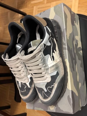 Valentino rockrunners camo - Riktigt feta rockrunners de e jävligt sköna och sitter bra. Inga fel me skon de ba jävligt knas me pengar nu därför måste skorna tyvärr rycka😘
