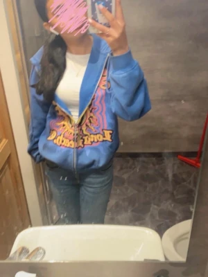 Blå zip hoodie - säljer en blå zip hoodie från H&M. tror inte den säljs längre🤗