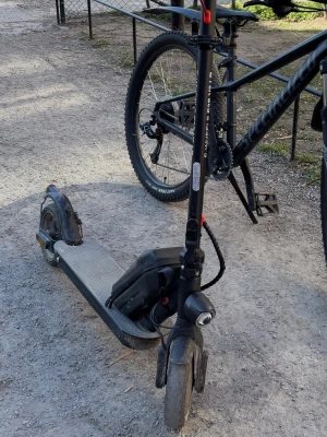 Ewheels es2 v2 long range - Ewheels es2 v2 long range svart 2025 modellen. Den går ungefär 30 kmh i timmen och har 250 watt. jag köpte den i ewheels butiken i Järfälla för 3990 kr i oktober förra året Den kommer med laddare och den är vikbar. Jag kan tvätta den. Jag lägger ut den för 2499 Det finns olika lägen det finns walk mode, eco mode, drive mode och sports mode. Det finns en ewheels app där man kan låssa den och lite andra funktioner. Skriv till mig om du undrar något eller har några frågor