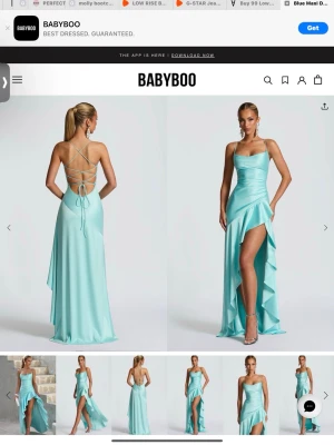 Aqua/turkos långklänning från Babyboo - Säljer eftersom den inte passade! Prislapp på och aldrig använd, slutsåld i denna storlek på hemsidan. Nypris  1379kr.         Lyxig aqua-blå långklänning i stretchig satin från Babyboo. Klänningen har en tvistad cowl-ringning, öppen rygg med snörning och hög slits framtill. Den har en elegant volangdetalj längs kjolen och figurnära passform som framhäver siluetten. 