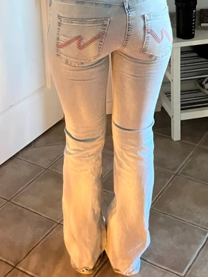 Jeans med hål - Blåa jeans med rosa detaljer på fickorna 👌 jag är ca 173 lång 