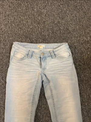 Ljusblå bootcut jeans från Gina Tricot - Säljer ett par ljusblå bootcut jeans från Gina med klassisk femficksdesign och låg midja. Dem är endast använd en gång!! (Bilderna är tagna från min vinted!!)