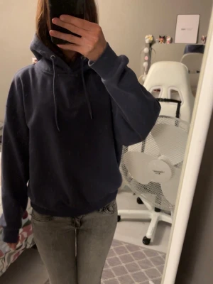 Blå hoodie - Säljer pga att den knappt kommer till användning. 