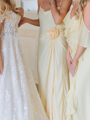 Twist & Tango ljusgul långklänning med blomdetalj  - Ljusgul långklänning, ”Lojsan dress - Lemon”. Perfekt för bröllop, bal eller sittning. Använd en gång och är efter det kemtvättad. Nypris 2799