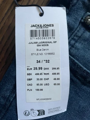 Blå slim fit jeans från Jack & Jones - Snygga blå slim fit jeans från Jack & Jones, modell Jjiliam Jjoriginal MF. Klassisk femficksdesign, normalhög midja och smal passform. Tillverkade i blå denim som passar perfekt till en avslappnad stil.