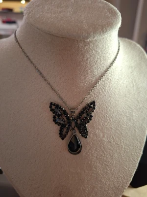 Kedjehalsband i silverfärg - Stilrent halsband med tunn kedja i silverfärg. Perfekt för att kombinera med andra smycken eller bära som det är för en minimalistisk look. Passar dig som gillar enkla och tidlösa accessoarer.