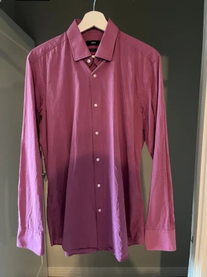 Hugo Boss skjorta  - Hugo Boss skjorta använd ett fåtal gånger. Passar s-m. Nypris ca 1500. Priset är inte hugget i sten och kan förhandlas vid snabb affär. 