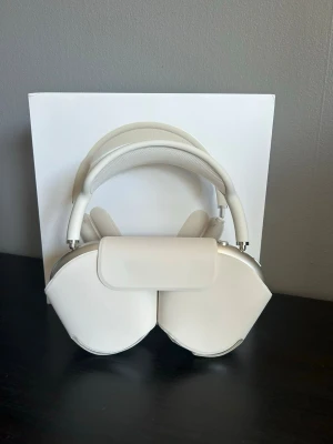 Airpods Max - Säljer ett par riktigt schyssta Airpods Max. Perfekta för dig som vill ha premiumhörlurar från Apple utan att betala fullpris. Passar till pendling, gym och allt kring det vardagliga livet.  Skick - Mycket bra - sparsamt använda, inga repor eller skador. Färg -  Starlight Funktion - ANC, transparency mode, batteri m.m Ingår - Hörlurar, laddare, box osv