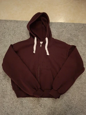 Vinröd tröja Ginatricot - Vinröd tröja från Gina tricot, liknar russemerch. Säljer även byxorna, gå in på min profil för att köpa dem. Strl M. Fläckar som behöver specialmedel för att gå bort i tvätten visas på bild 4. Nypris 330kr. Hör av dig vid frågor eller funderingar💕Säljer även på vinted- astridmayb.