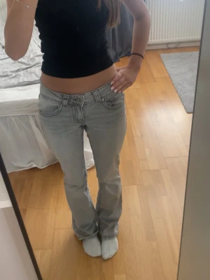 Lågmidjade jeans från gina - Säljer dessa gråa lågmidjade jeans från Gina Tricot. De är jättefina och i mycket bra skick. De passar mig bra och jag är vanligtvis storlek XS och är ca 162cm 🩶🩶