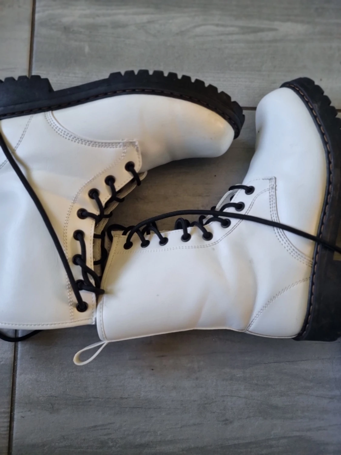 Vita snörade boots med grov sula