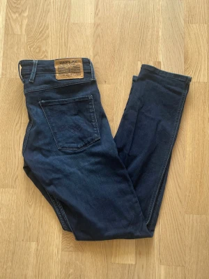 Mörkblå Replay Anbass jeans W33 L34 - Jag säljer dom här riktigt snygga Replay Anbass jeansen i storlek W33 L34. De är i fint skick. Tveka inte att höra av er!                                       Mått: Längd=101cm. Midja=44cm