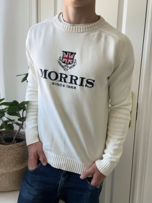 Morris tröja stickad  - Morris tröja stickad, lite stor på modellen. Inga defekter förutom en liten fläck som ni ser! Modellen i bilderna är 180 cm 75 kg och bär Storlek L , Kom med frågor! 🌟 (Kan gå ned i pris vid köp av paket 😉) 