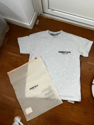 Essentials T-shirt grå - Essentials T-shirt grå i storlek 10 men skulle säga att den passar 165-175 cm