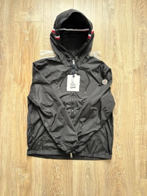 Moncler vindjacka - Säljer en Moncler vindjacka. Scan funkar. Storlek 3 (L) men passar 2 (M). Finns fler spännande artiklar på profilen. Kan sänka pris för snabb affär!!