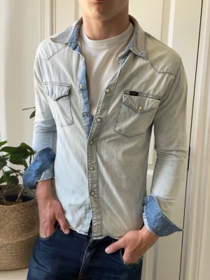 Lee skjorta  - Lee skjorta, liten på modellen. Inga defekter! Modellen i bilderna är 180 cm 75 kg och bär Storlek S , Kom med frågor! 🌟 (Kan gå ned i pris vid köp av paket 😉) 