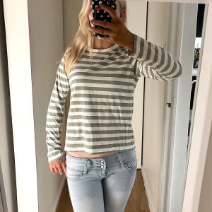 Randig långärmad tröja från H&M - Säljer en fräsch långärmad tröja från H&M i storlek XS. Säljer då det ej kommer till användning! Köpta från Plick (inte mina bilder!)