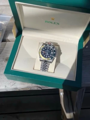Herr klocka  - Helt ny och oanvända klocka med automatiskt rörelse. Klockan har korrekt vikt och är tillverkad i samma högkvalitiva stål. Tveka inte att höra av er vid frågor eller bilder. Endast klockan ingår i priset. Om ni är intresserade av box eller box tillsammans med certifikat, vänligen kontakta oss så kan vi diskutera ett pris