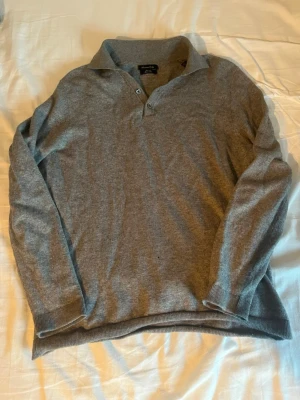 Massimo Dutti Pike - En långärmad piké från Massimo Dutti gjord i merinoull. Storlek M men sitter som en XS pga krypt i tvätten! Super mjukt och skönt material och snygg inför sommaren👍