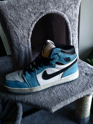 Jordan 1 mid - Snygga Air Jordan 1 Mid sneakers i färgen university blue, mycket stilrena sneakers 
