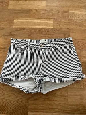 Randiga jeansshorts  - Asnajs trendiga randiga jeansshorts perfekta till sommaren! De passar inte mig så kan tyvärr inte visa hur de sitter på